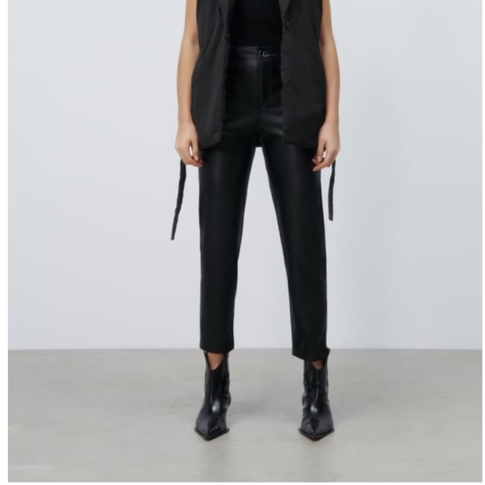 ZARA FAUX LEATHER MOM FIT PANTS size 26 (US 2)